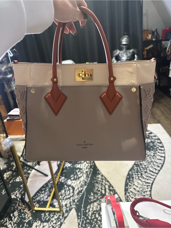 Louis Vuitton Handbags - Louis Vuitton on the go w/strap
